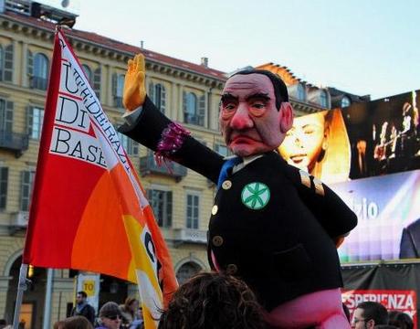 Berlusconi contestato a Torino: “L’Italia non è una Repubblica fondata sulla prostituzione”