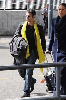 Fiumicino: Raoul Bova e la sciarpa color mimosa