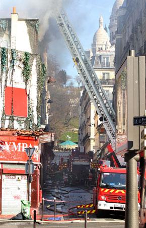 FOTO DEL GIORNO  22 MARZO 2011 : FIAMME AL PIù CELEBRE TEATRO DI PARIGI , PATRIA DEL CAN CAN