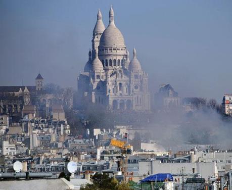 FOTO DEL GIORNO  22 MARZO 2011 : FIAMME AL PIù CELEBRE TEATRO DI PARIGI , PATRIA DEL CAN CAN