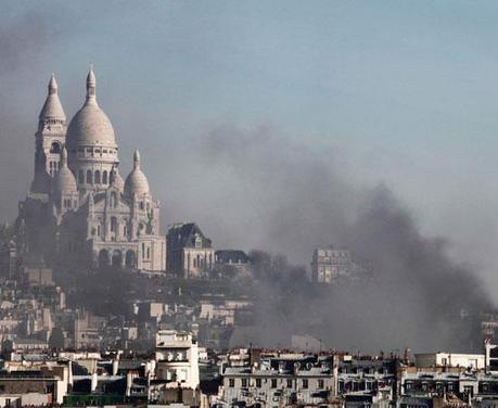 FOTO DEL GIORNO  22 MARZO 2011 : FIAMME AL PIù CELEBRE TEATRO DI PARIGI , PATRIA DEL CAN CAN