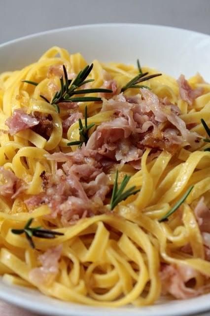 Tagliolini al prosciutto e rosmarino