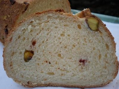 Pane con i pistacchi di Stefania e mirtilli rossi