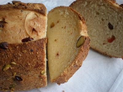 Pane con i pistacchi di Stefania e mirtilli rossi