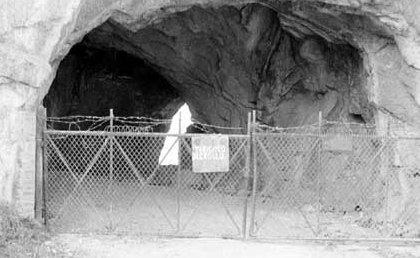 L'ingresso della grotta della Croara in cui viene ritrovata Lea Polvani