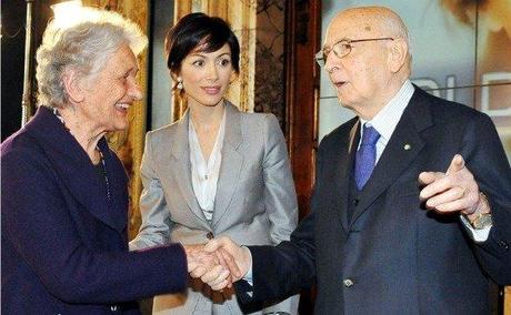 Giorgio Napolitano è più gay-friendly di Mara Carfagna: Arcigay ringrazia per aver ricevuto una medaglia.