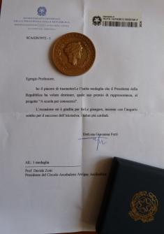 Giorgio Napolitano è più gay-friendly di Mara Carfagna: Arcigay ringrazia per aver ricevuto una medaglia.
