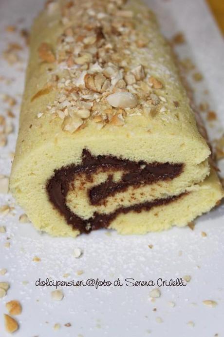 ROTOLO ALLA NUTELLA CON GRANELLA DI ANACARDI di Dolcipensieri