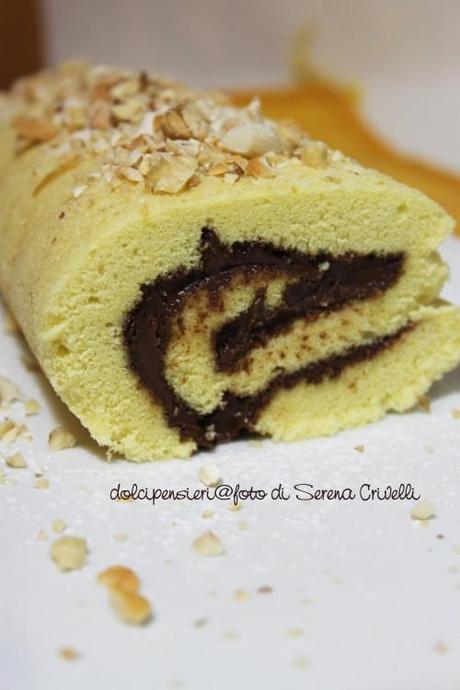 ROTOLO ALLA NUTELLA CON GRANELLA DI ANACARDI di Dolcipensieri