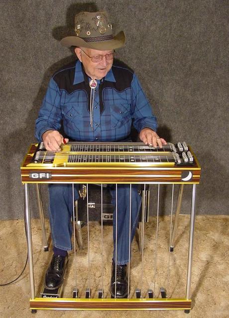 Una recente foto di Ralph Mooney alla pedal steel guitar