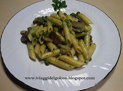 PENNE AI FUNGHI E PISELLI