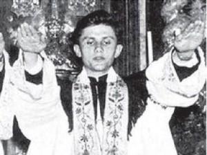 Quella foto taroccata di Ratzinger che fa il saluto nazista…