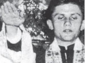 Quella foto taroccata di Ratzinger che fa il saluto nazista…