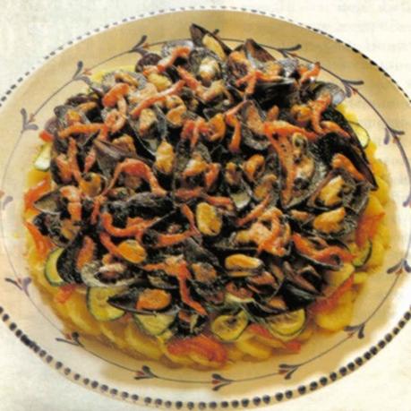 Tortiera di cozze, piatto tipico della cucina pugliese.