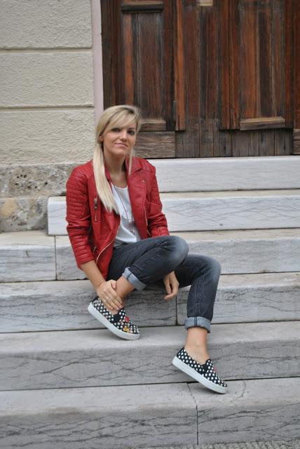 outfit jeans neri con risvolto outfit rosso come abbinare il rosso outfit casual autunnali mariafelicia magno fashion blogger outfit pois come abbinare i pois abbinamenti pois polka dots outfit how to wear polka dots how to wear polka dots red biker jacket slip on jeans neri delavé mariafelicia magno fashion blogger color block by felym fashion blog italiani fashion blogger italiane blogger italiane ragazze bionde outfit casual per ragazze casual outfit for girls 