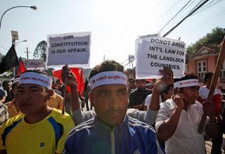 Nepal: il mondo tace e il blocco continua