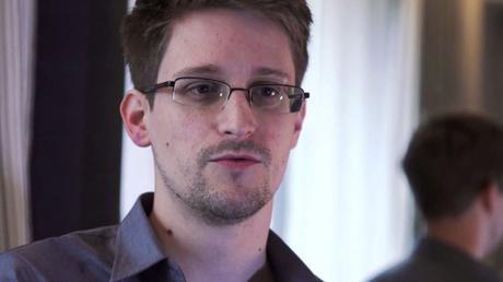 Edward Snowden si dimentica di disattivare le notifiche da Twitter e riceve 47 gigabyte di mail