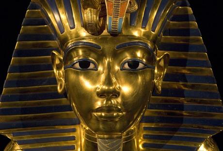 La maschera funeraria di re Tut era per Nefertiti?