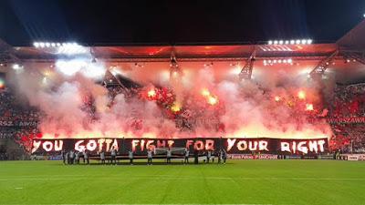 (VIDEO)Legia fans choreo vs Napoli 