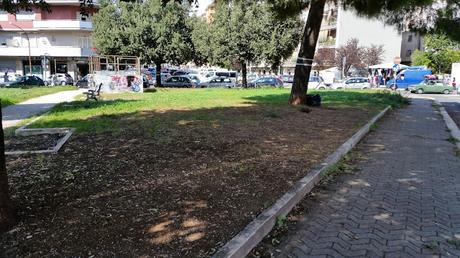 A Roma il verde fa così schifo che i senzatetto si sono messi a pulire i giardinetti. Una storia incredibile da Colli Albani