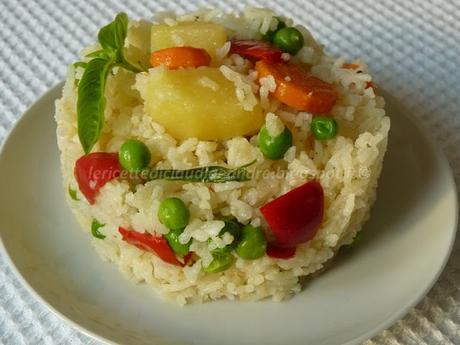 Riso basmati con patate, pisellini, carota e peperone