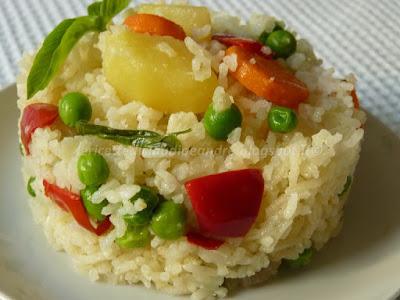 Riso basmati con patate, pisellini, carota e peperone