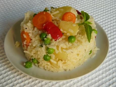 Riso basmati con patate, pisellini, carota e peperone