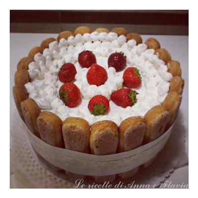 Torta Charlotte con fragole e chantilly