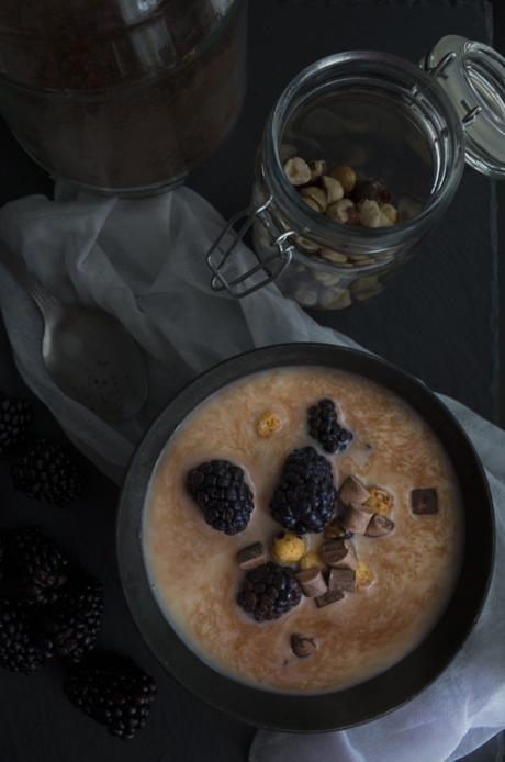 Quinoa con latte di cocco, soia e more