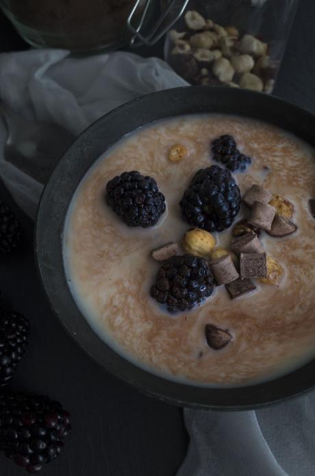 Quinoa con latte di cocco, soia e more