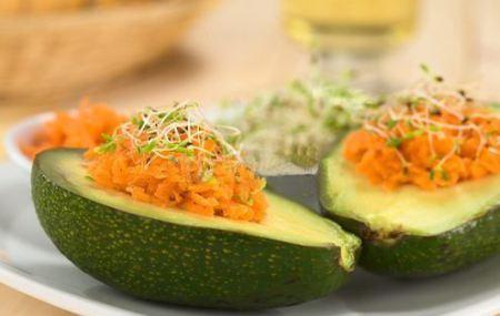 avocado con carote grattugiate e germogli