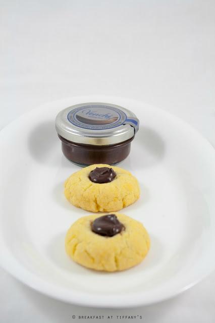 Biscotti con farcia di crema al cacao Venchi / Shortbread cookies with cocoa cream by Venchi