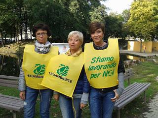 VIGEVANO (pv). Il Parco Parri stamattina pulito dai bambini per sensibilizzarli all’ecologia.