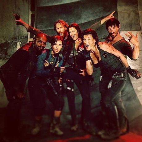 Resident Evil: The Final Chapter, Milla Jovovich mostra la foto del cast