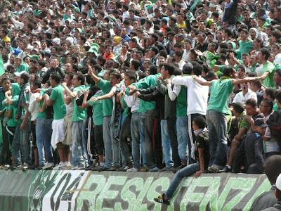 (VIDEO)Casablanca il pubblico è leggermente infocato... ‪#‎RESPECT per dei tifosi così!