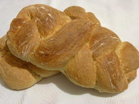 Treccioni di pane fatto in casa, con germe di grano, crusca e mix di semi