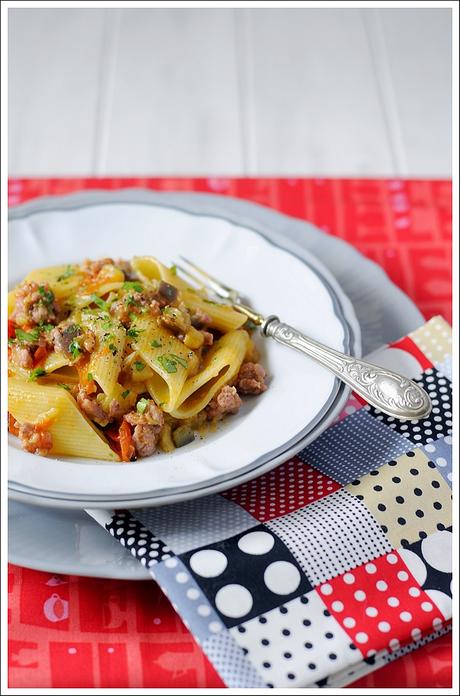 Pennoni Napoletani con Melanzana, Salsiccia e Pomodorini