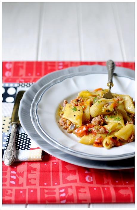 Pennoni Napoletani con Melanzana, Salsiccia e Pomodorini