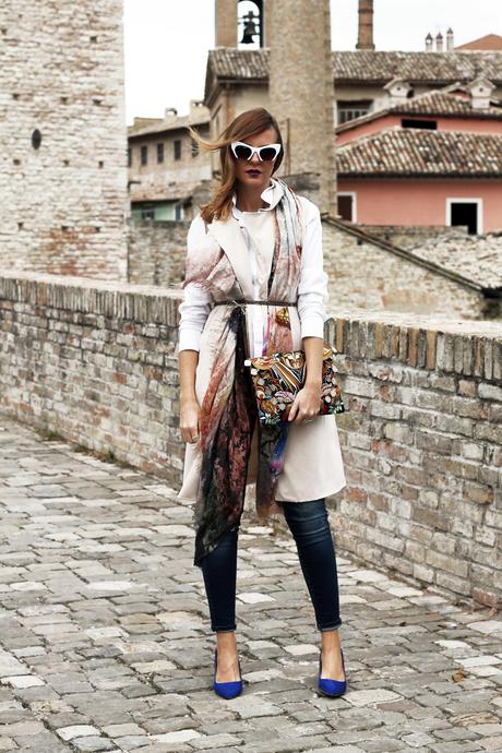 Gilet lungo, skinny jeans Zara e camicia bianca