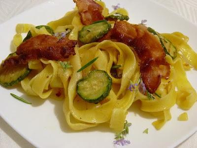 Tagliatelle con zucchine, bacon croccante e profumo di rosmarino