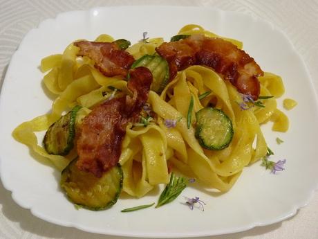 Tagliatelle con zucchine, bacon croccante e profumo di rosmarino