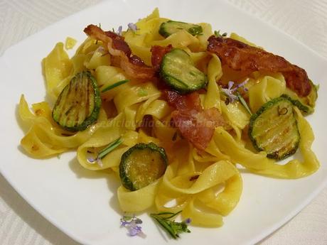 Tagliatelle con zucchine, bacon croccante e profumo di rosmarino