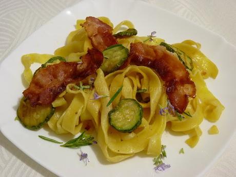 Tagliatelle con zucchine, bacon croccante e profumo di rosmarino