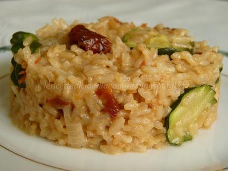 Risotto integrale con zucchina, pomodori secchi e mozzarella