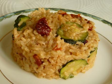 Risotto integrale con zucchina, pomodori secchi e mozzarella