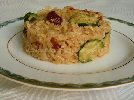 Risotto integrale con zucchina, pomodori secchi e mozzarella