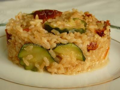 Risotto integrale con zucchina, pomodori secchi e mozzarella