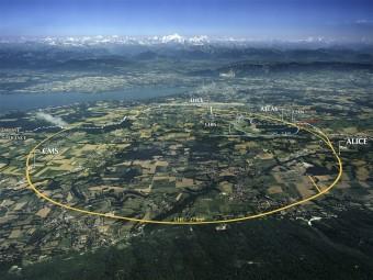 Vista aerea della zona dove sorge il CERN e i tracciati degli anelli sotterranei degli acceleratori LHC e SPS.