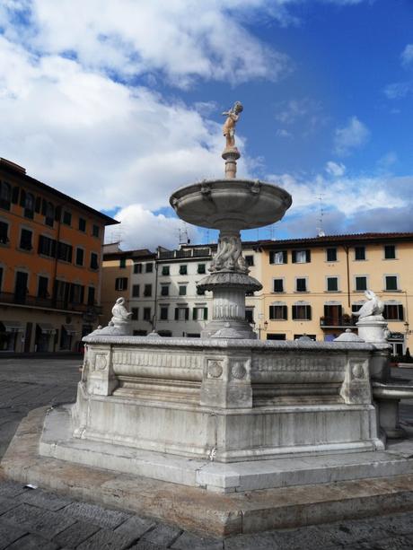 La fontana nella Piazza del Duomo a Prato