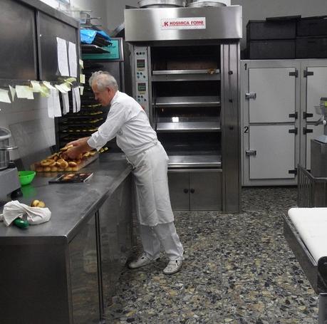 Sacchetti al lavoro nel laboratorio della pasticceria che gestisce con la moglie Edi